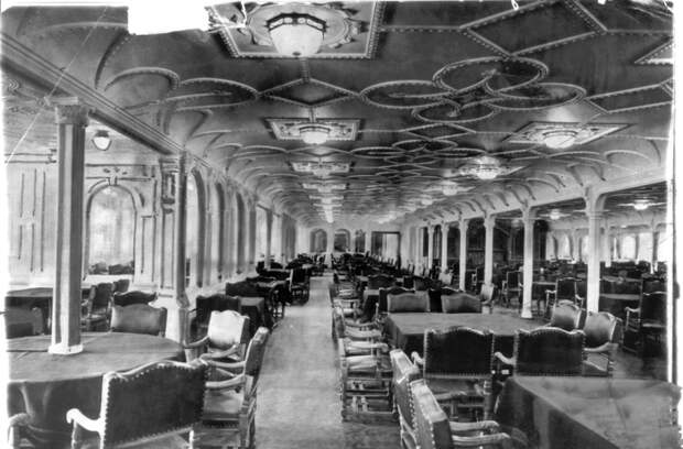 Обеденный зал для пассажиров второго класса. 