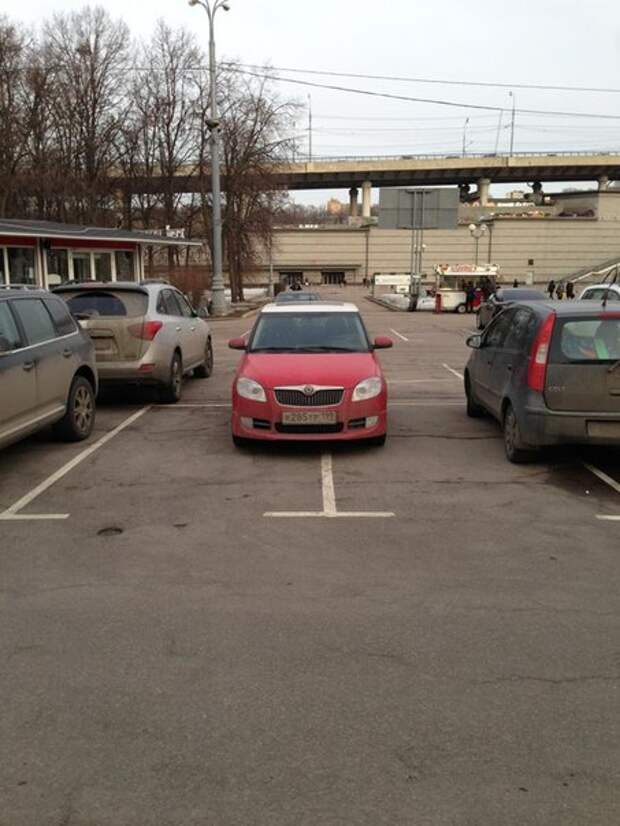 Заняло четыре. Припарковался на два места. Занял место на парковке. Занять парковочное место. Машина занимает парковочное место.