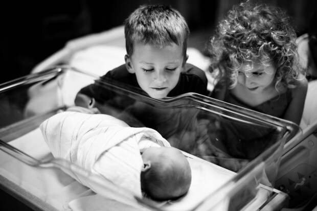 Трогательные моменты встречи детей со своими новорожденными братьями и сёстрами