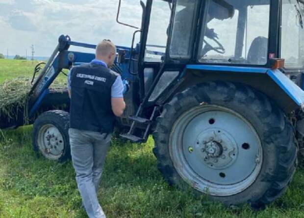 В Марий Эл отец катал ребенка в ковше трактора, мальчик выпал и погиб