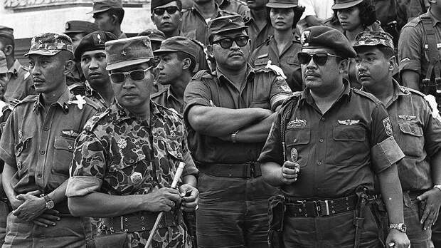 Генерал Сухарто (в камуфляже), 6 октября 1965 года
