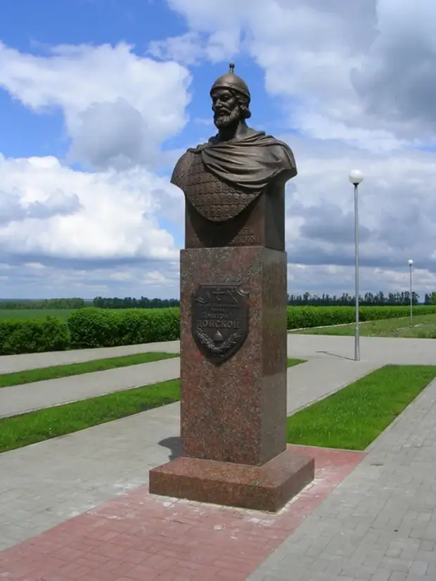 Памятник донскому. Дмитрий Донской памятник. Дмитрий Донской памятники в России. Памятник великому князю Дмитрию Донскому. Дмитрий Иванович Донской памятник.