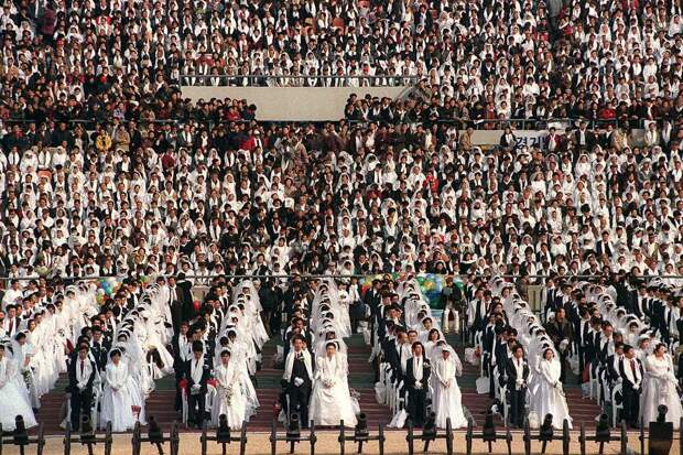 7 февраля 1999 года. 40 тысяч пар присутствовало на церемонии на Олимпийском стадионе в Сеуле, Южная Корея, которую возглавил преподобный Мун.