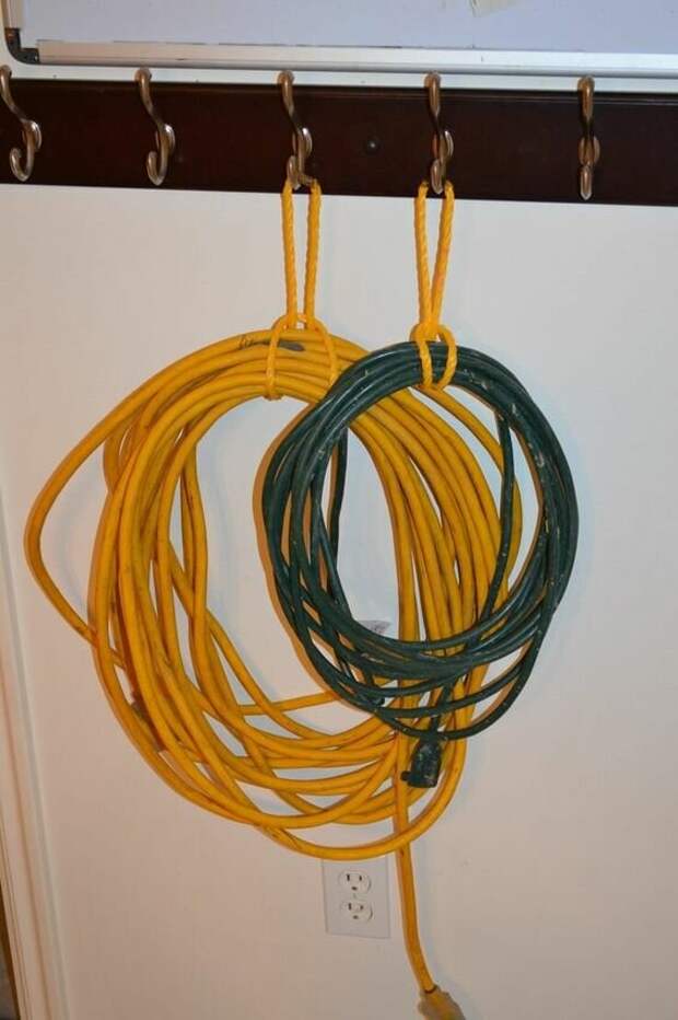 хранение шнуров и кабелей на крючках