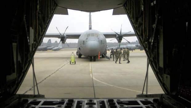 Американские военно-транспортные самолеты С-130J Super Hercules на авиабазе Рэндольф в Техасе, США. Архивное фото Американские военно-транспортные самолеты С-130J Super Hercules на авиабазе Рэндольф в Техасе, США. Архивное фото
