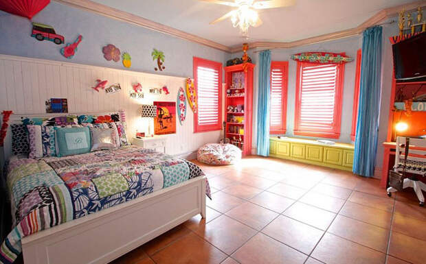 Потрясающие интерьеры детских комнат: Разноцветная спальня от McReynolds Designs