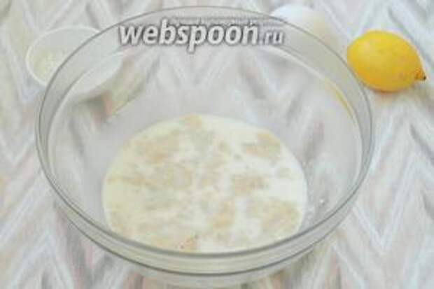 В миску налить тёплое молоко, добавить сахар и раскрошить дрожжи. Оставить на 10-15 минут.