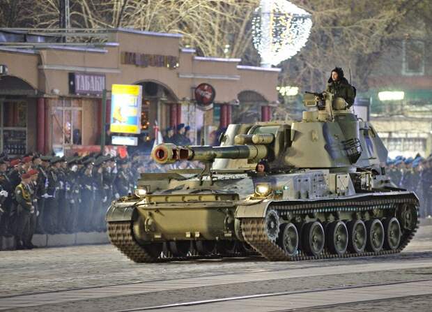 Дивизионная самоходная гаубица 2С3 "Акация" калибра 152 мм. Разработана на Уральском заводе транспортного машиностроения. "Акация" предназначена для подавления и уничтожения живой силы, артиллерийских и минометных батарей, ракетных установок, танков, огневых средств, пунктов управления и тактических средств ядерного нападения 