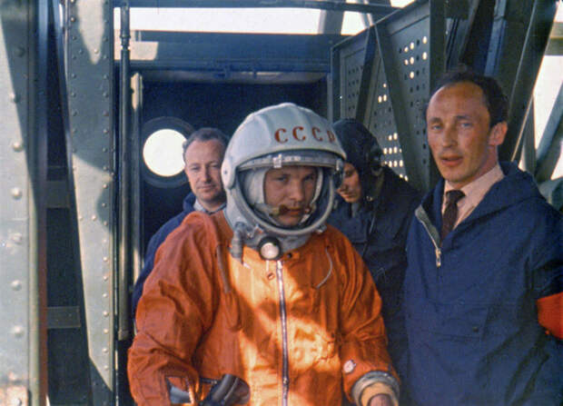 Юрий Алексеевич Гагарин – первый космонавт Юрий Алексеевич Гагарин – первый космонавт история, космос, первый, полет, ссср