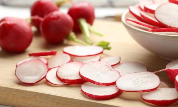 Лучше, чем отруби: почему редиску надо резать тонко и нельзя запивать холодным
