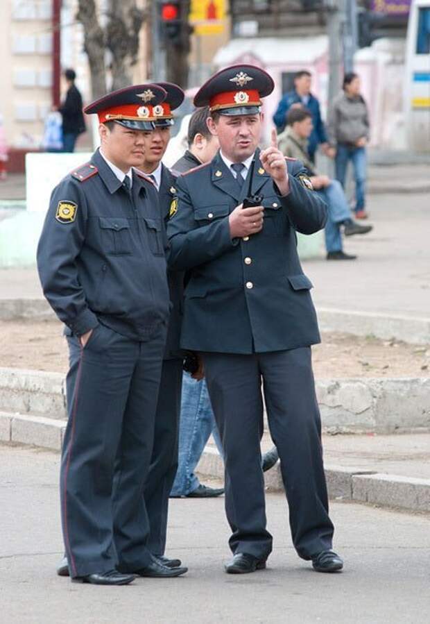 Полицию надо. Подозрительный милиционер. Полицейский маленького роста. Милиционер маленького роста. Полицейские отдыхают.