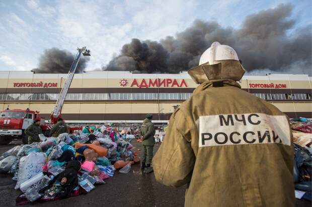 В МЧС отметили, что под завалами в сгоревшем центре могут находиться люди, и выживших среди них нет