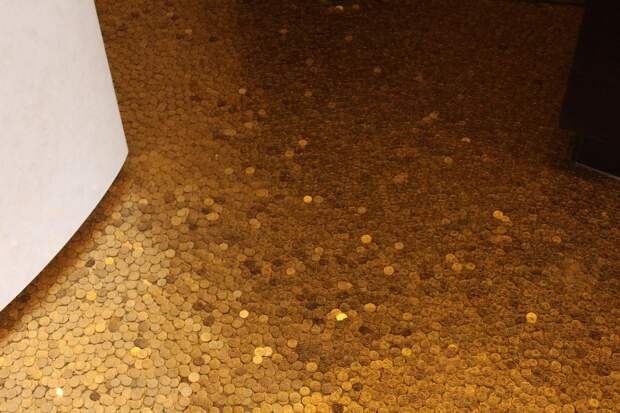 Необычные полы, наливной пол с монетами внутри, наливной пол на кухне