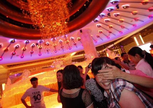 Макао - единственное место в Китае, где можно легально играть в азартные игры. На фото: гости казино Galaxy в Макао