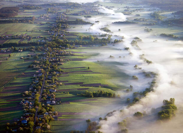 Прекрасные природные пейзажи, укутанные туманом (30 фото)