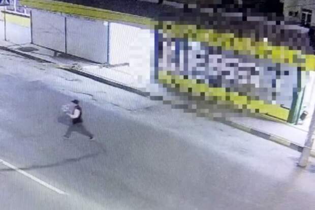 В Нижнем Новгороде юноша похитил цветы и раздал их прохожим