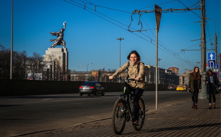ID: 10632259 Дата съемки: 02.04.2015 Описание: Россия. Москва. Вид на скульптуру "Рабочий и колхозница" на территории ВДНХ. Михаил Почуев/ТАСС
