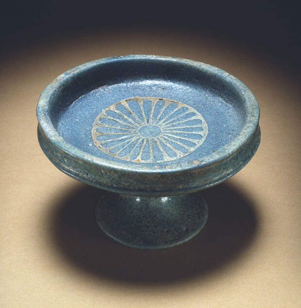 Синее фаянсовое блюдце и подставка, новое Царство (1400-1325 гг. до н. э.). Изображение: Wikimedia Commons.