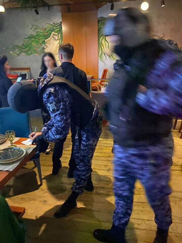 В одном из ресторанов Краснодара лицом в пол уложили поклонников укронацизма