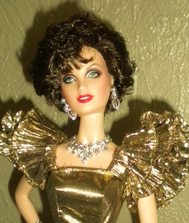 Популярность героини Коллинз в сериале «Династия» была такая, что были выпущены куклы в образе Алексис Колби