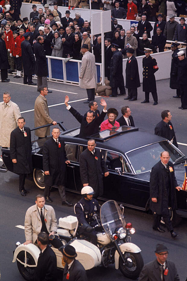 Агенты секретной службы охраняют президента Ричарда Никсона, 1969 год. Фото: Henry Groskinsky / Time & Life Pictures / Getty Images / Fotobank.ru 