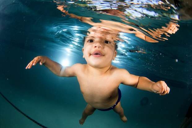 Дети под водой (17 фотографий)