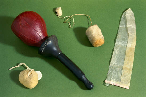 Слева направо: противозачаточная губка, вагинальная спринцовка, тампон с лекарственным средством и презерватив из кишки животного, начало XX века