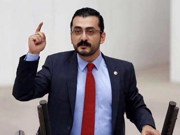 Турецкого депутата обвиняют в госизмене за рассказ о снабжении ДАИШ химоружием