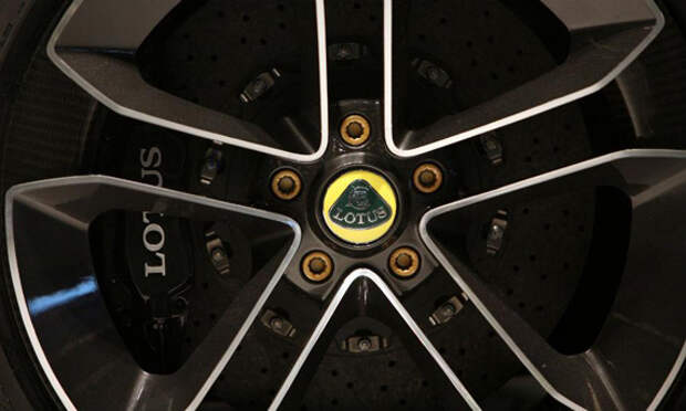 Логотип Lotus (Лотус) на колесном диске
