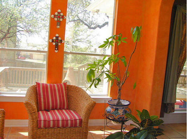 интерьер в мексиканском стиле - стены и кресло