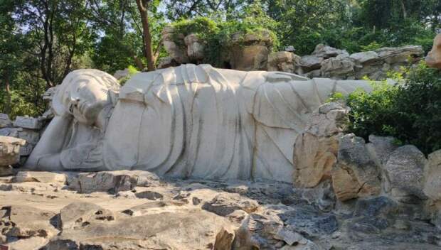 Лежащий будда, на пресечении дорог призван даровать людям добро (Mountains of a Thousand Buddhas Park, Китай). | Фото: guanmiao.tainan.gov.tw. Лежащий будда, на пресечении дорог призван даровать людям добро (Mountains of a Thousand Buddhas Park, Китай). | Фото: guanmiao.tainan.gov.tw.