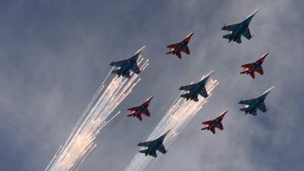 Многоцелевые истребители Су-27 пилотажной группы Русские Витязи и МиГ-29 пилотажной группы Стрижи. Архивное фото