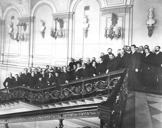 Март 1906. Группа выборщиков в Первую Государственную думу на лестнице избирательного пункта