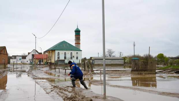В Махачкале мать-одиночка с ребёнком-инвалидом ремонтирует жильё после потопов