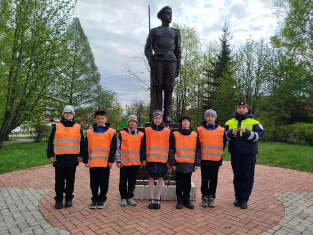 Юные инспекторы движения в Сарапуле провели акцию «Георгиевская ленточка»