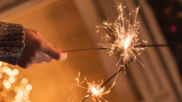 Специалист объяснил, как безопасно использовать бенгальские огни