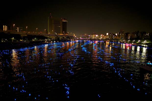 4 100.000 Голубые Шары, Плавающие Вниз по Реке В Токио