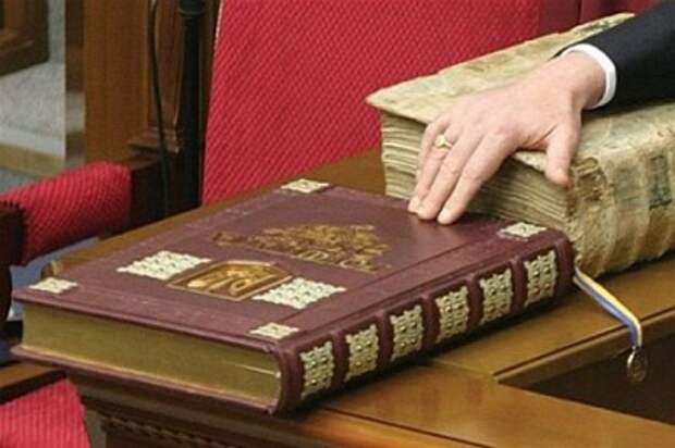 Красная кнопка гаранта Конституции: что зашифровано в тексте Основного закона?