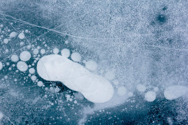 8. В глубине замерзшего озеро можно встретить следы пребывания странных форм жизни. байкал, озеро, фотография