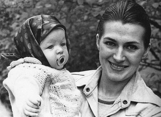 Галина Логинова с дочерью Милой, Киев, 1976 год.jpg