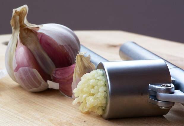 73426254_garlic_press_and_garlic