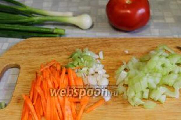 Приготовить 1 заправку: мелко нашинковать морковь, сельдерей и лук.