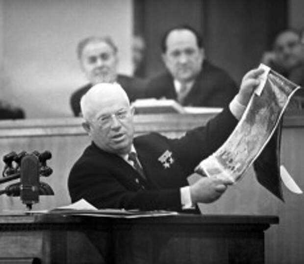 Никита Хрущев демонстрирует доказательства шпионской миссии сбитого над Уралом U-2. Фото: Фотохроника ТАСС