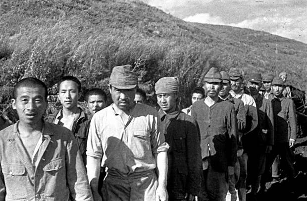 9 августа 1945 года, согласно договоренностям с союзниками, СССР объявил войну Японии. На фото: пленные камикадзе - японские летчики - добровольцы-смертники, действовавшие против кораблей, танков и других объектов противника во время Второй мировой войны, август 1945 года