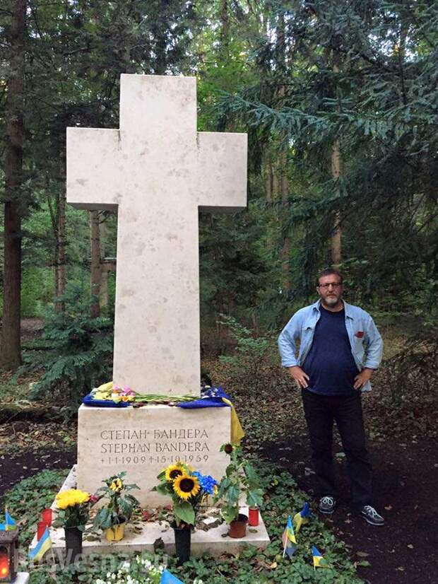 Альфред Кох возложил цветы к памятнику Степану Бандере