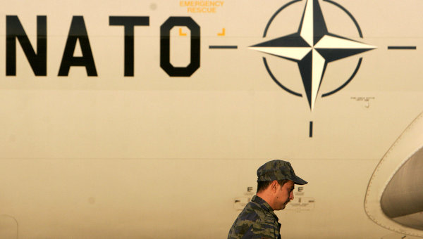 Самолет на базе НАТО в Западной Греции Самолет на базе НАТО в Западной Греции