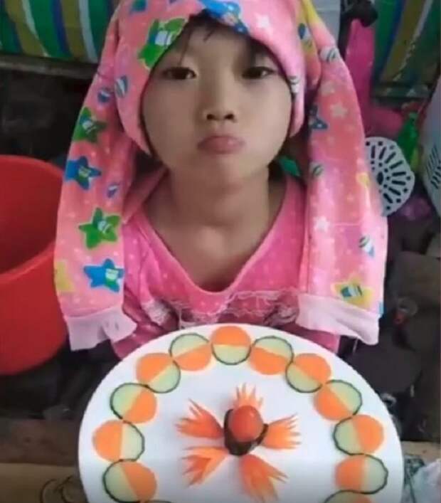 Не для забавы: 6-летняя девочка, которую бросила мать, виртуозно владеет огромным ножом