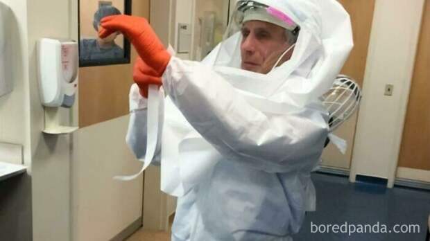 Это фото сделано 5 лет назад. 74-летний Энтони Фаучи, американский учёный-медик, иммунолог и инфекционист, одевается, чтобы самостоятельно вылечить пациента с Эболой