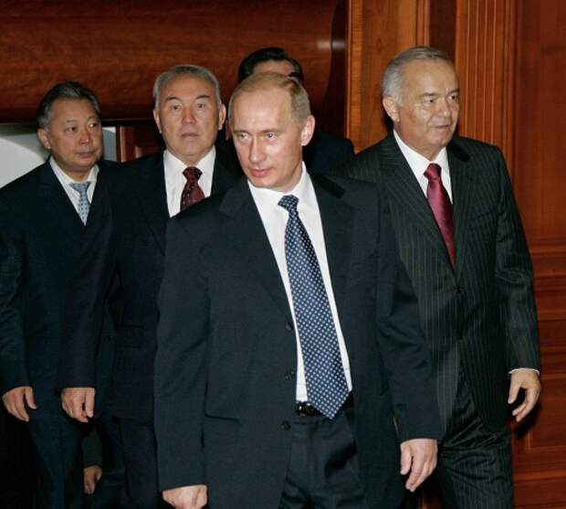 7 октября 2005 году президент РФ встретился в Санкт-Петербурге с лидерами Казахстана, Киргизии, Таджикистана и Узбекистана в рамках саммита Организации "Центрально-Азиатское сотрудничество" (ОЦАС). На фото: президенты Киргизии, Казахстана, России и Узбекистана Курманбек Бакиев, Нурсултан Назарбаев, Владимир Путин и Ислам Каримов