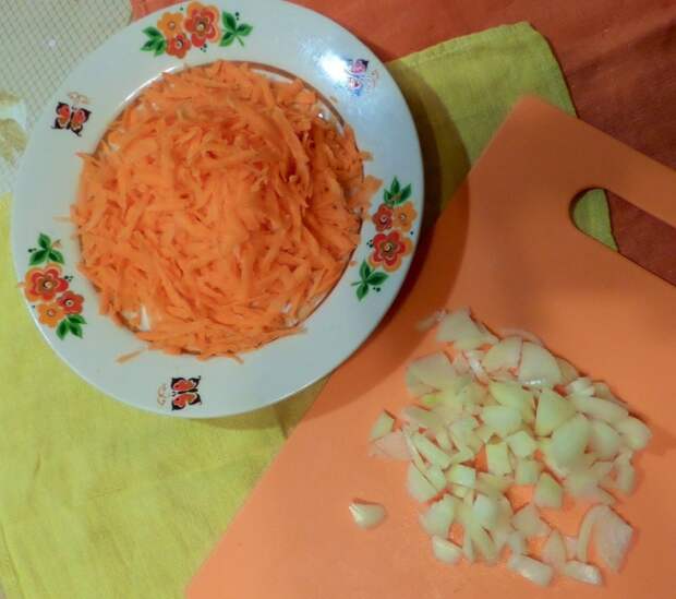 Трем морковку, режем лук